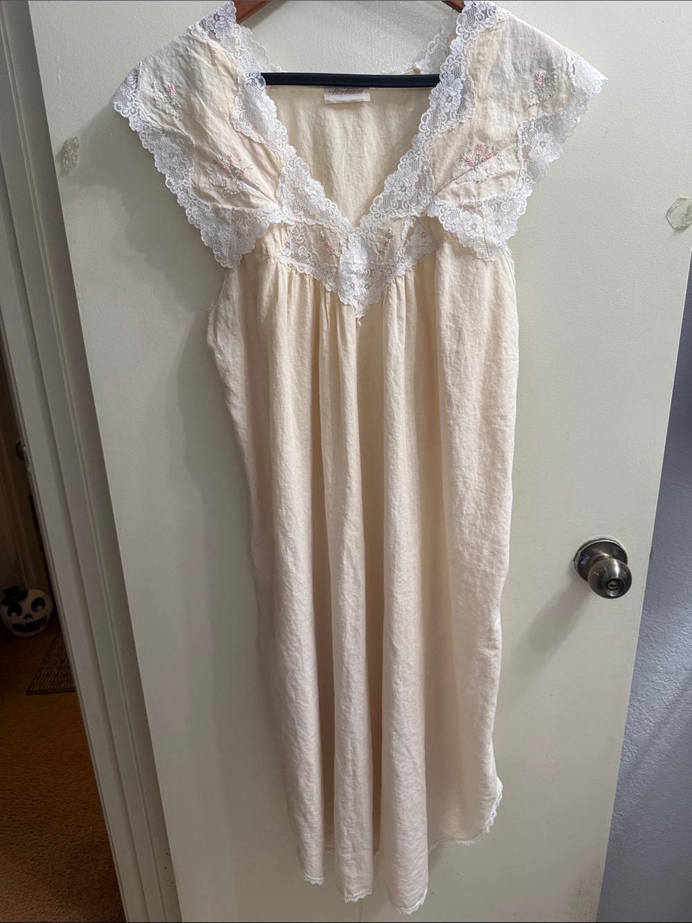 Barbizon Vintage Ivory Lace-Trim Floral Embroidered Nightgown cotton